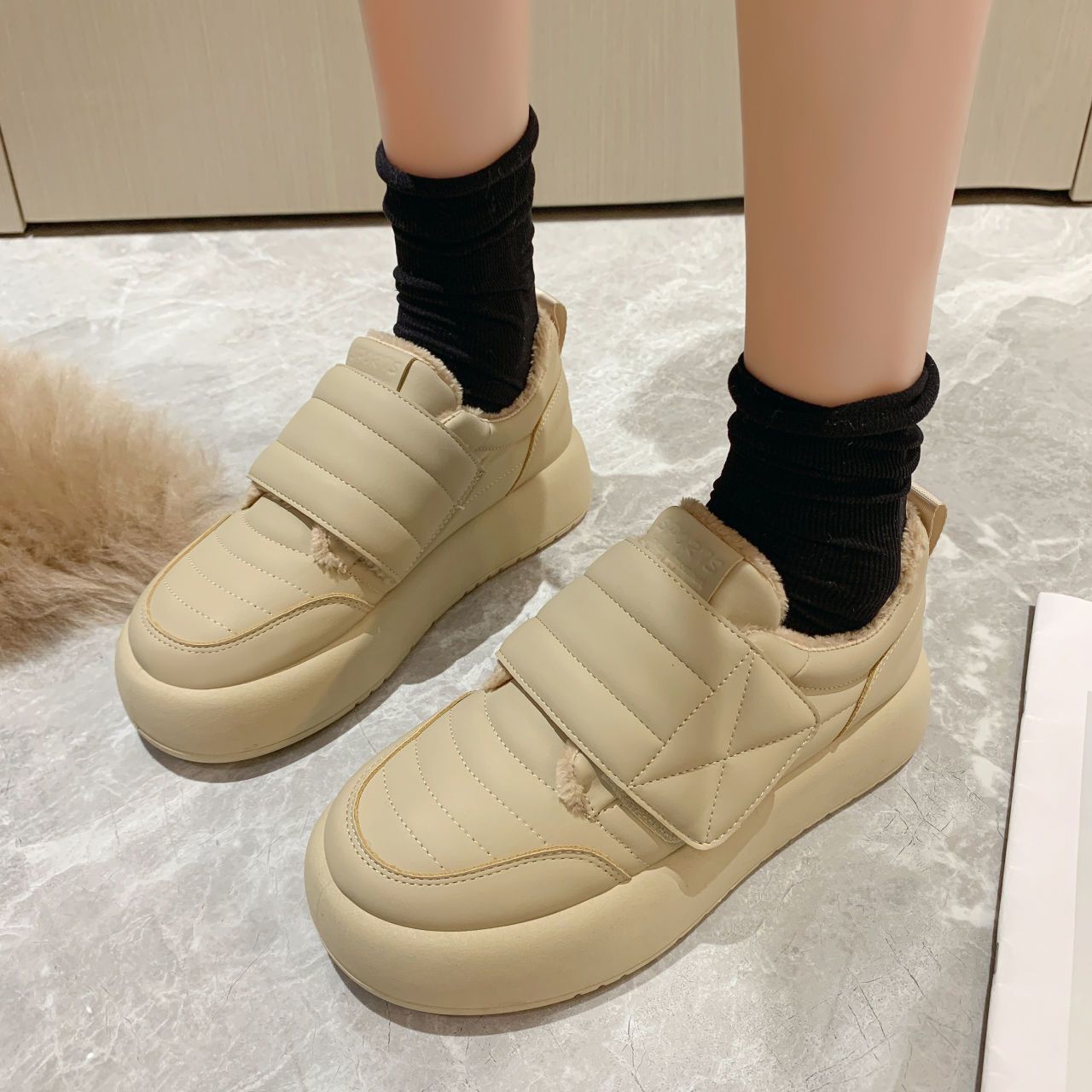 Women'S Fashion Velcro Sneakers - ソフトホワイト東京ファッション暖かいフランネルブレッドローフスニーカーベルクロ留めのチャンキー厚いヒールデザイン居心地の良い冬のストリートウェア ​